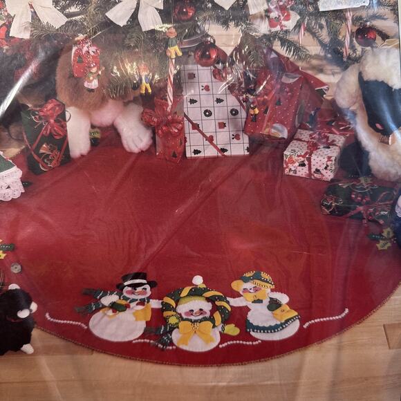 Vintage Hobby Kraft Felt Tree Skirt Kit Snow Family Christmas Tree Skirt 36" - Picture 3 of 6